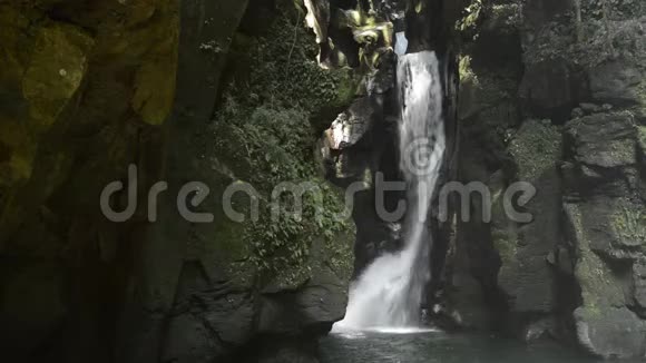 基岩之间的瀑布视频的预览图