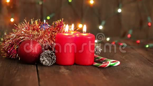 圣诞装饰品燃烧蜡烛和玩具视频的预览图