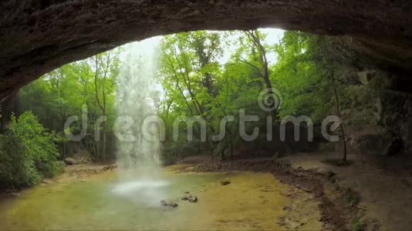 美丽的瀑布在野生克里米亚森林视频的预览图