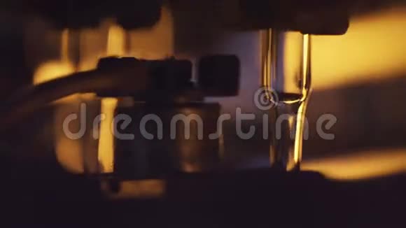 在玻璃吹制厂的炉中烧热玻璃视频的预览图