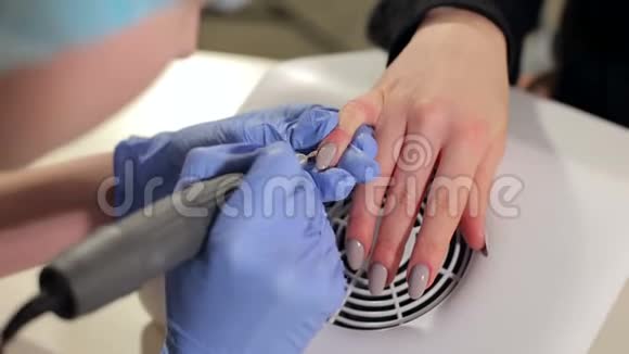 美容院专业修指甲的程序视频的预览图