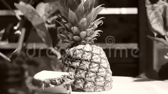 一罐新鲜菠萝汁视频的预览图