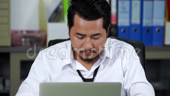 有压力的商人使用笔记本电脑和工作问题视频的预览图