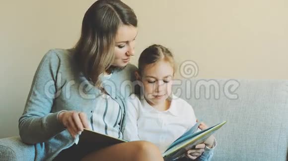 家人在看书视频的预览图