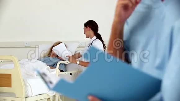 一个病人房间里的医生视频的预览图
