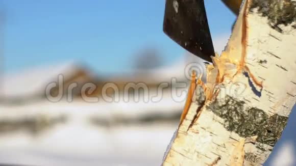 斧头砍原木冬天砍柴木材碎片视频的预览图