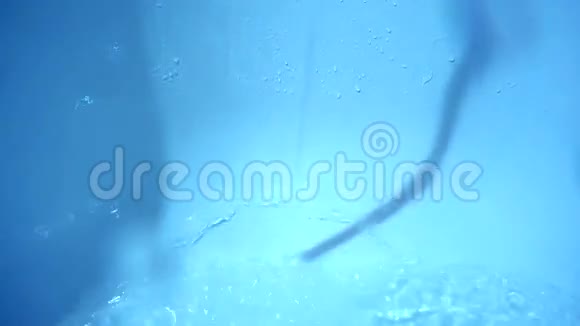 蓝色的水流涌进浴缸里视频的预览图
