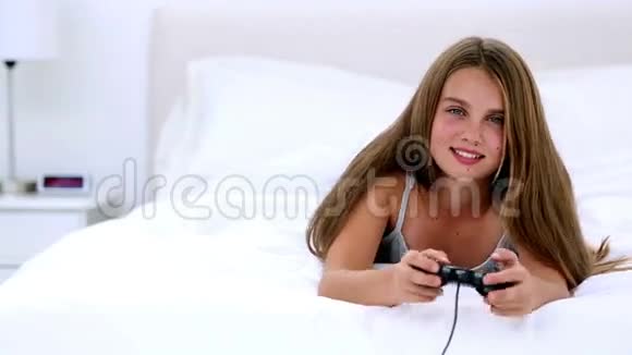 小女孩在玩电子游戏视频的预览图