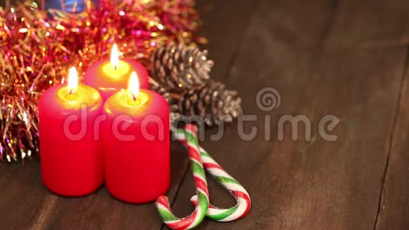 圣诞装饰品燃烧蜡烛和玩具视频的预览图