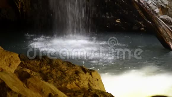 天然桥瀑布视频的预览图