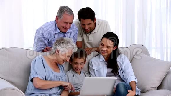 大家庭一起使用笔记本电脑视频的预览图