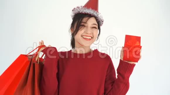 快乐的女人拿着圣诞礼物盒和购物袋视频的预览图