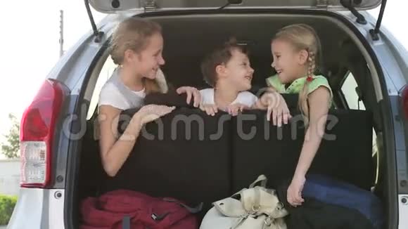 快乐的孩子在白天坐在车里视频的预览图