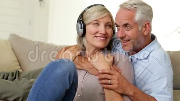 两个人在沙发上放松听音乐视频的预览图