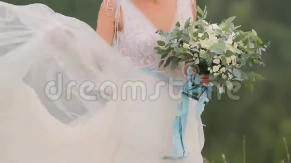 美丽的年轻新娘抱着花束视频的预览图