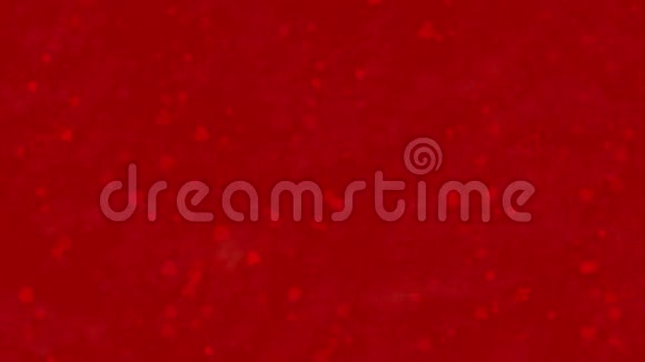 在红色背景下希腊文的情人节快乐文本由尘埃形成变成水平的尘埃视频的预览图