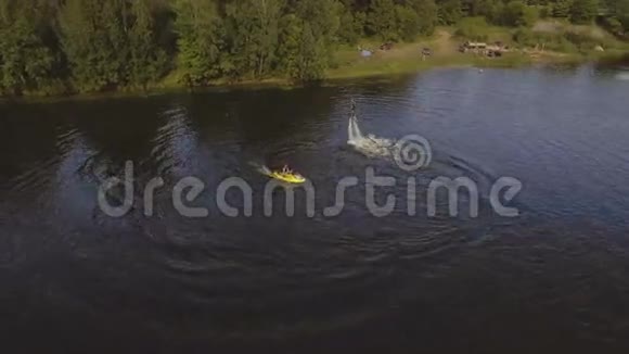 冲浪板骑手乘飞机的人空中录像视频的预览图