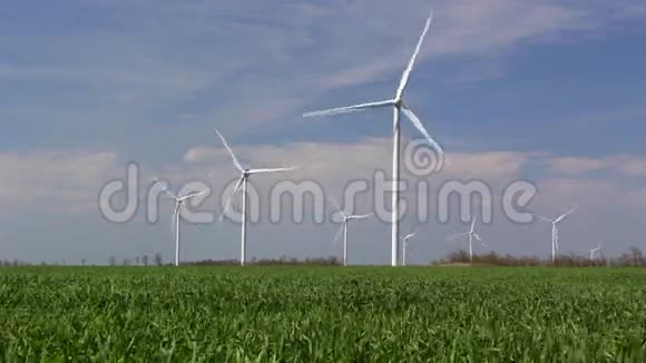 抗蓝天的风力涡轮机视频的预览图