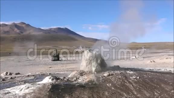 智利阿塔卡马沙漠的景观喷泉和山脉视频的预览图
