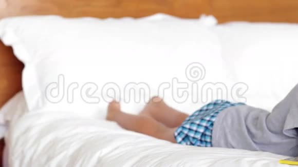 躺在床上看书的小男孩视频的预览图