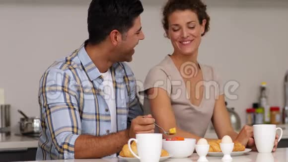 情侣聊天一起吃早餐视频的预览图