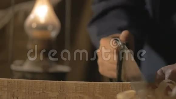 木工师傅在车间用铅笔绘图手工工具在木板上做铸造视频的预览图
