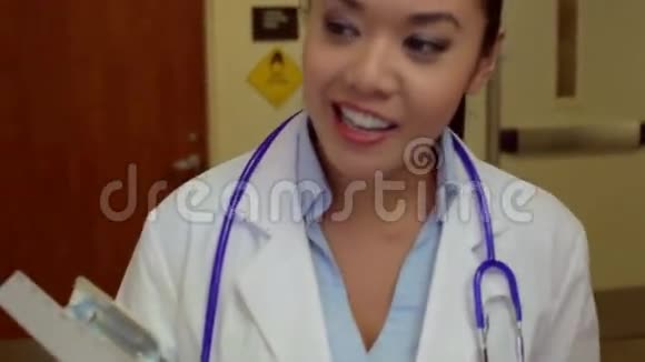 女医生在医院病房与男性病人谈话视频的预览图