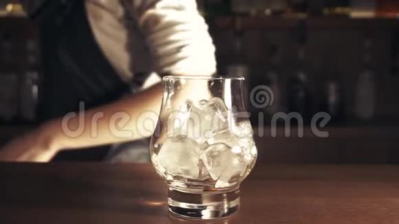 酒吧里的鸡尾酒视频的预览图