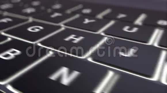 多莉拍摄黑色发光电脑键盘和跟随键概念4K剪辑视频的预览图