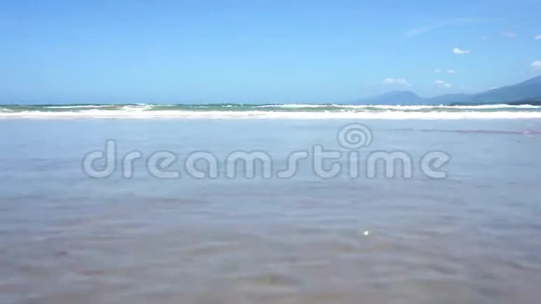 热带海滩和蓝色海洋白沙海景巴拉望岛视频的预览图