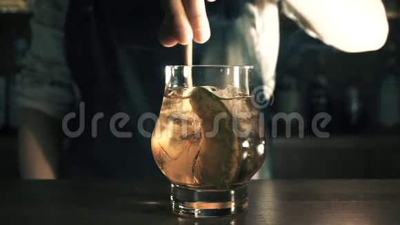 酒吧里的鸡尾酒视频的预览图