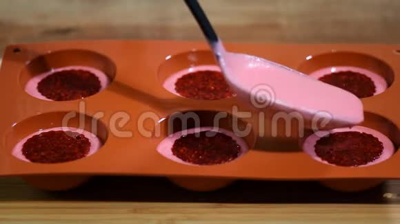 准备美味的摩丝蛋糕法国摩丝蛋糕配镜面釉现代欧洲甜点视频的预览图