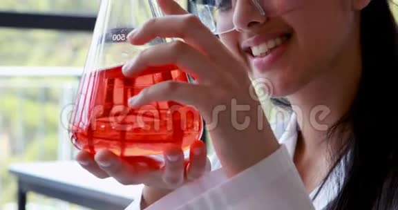 在实验室做化学实验的女学生视频的预览图
