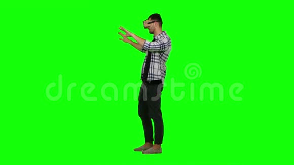 戴虚拟现实护目镜的人用手做手势绿色屏幕视频的预览图