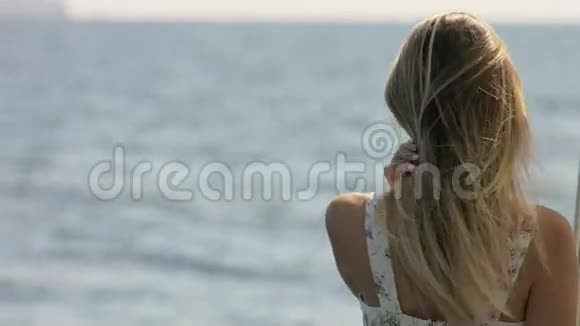 美丽的金发女郎在海上游艇上放松视频的预览图
