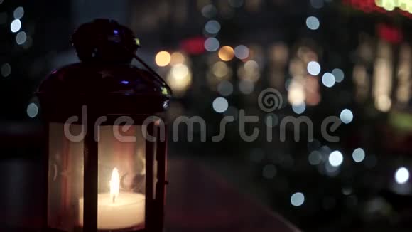 新年前12月街上烧蜡烛视频的预览图