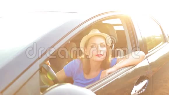 日落时分微笑的女人开车视频的预览图
