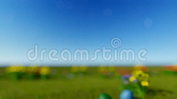 蓝色模糊的天空上绿色草地上的复活节彩蛋倾斜视频的预览图
