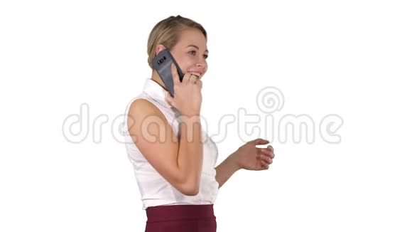 职业商务女性微笑着用手机在白色背景上交谈视频的预览图