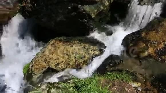 阿尔泰共和国美丽的穆伊温斯基瀑布视频的预览图