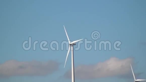 风力发电场提供清洁能源的风车电力视频的预览图