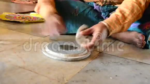 缅甸妇女用树皮制成粉末视频的预览图