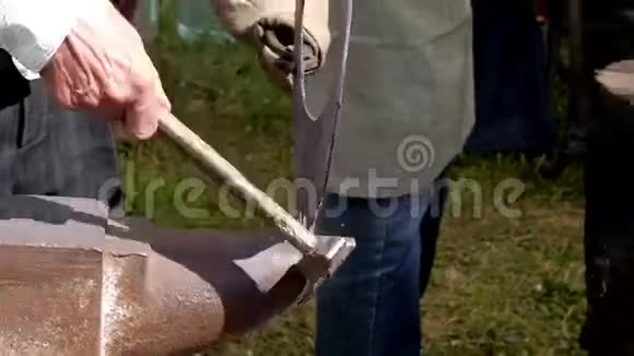一个铁匠从火锻炉中取出铁条后用铁锤做模型视频的预览图