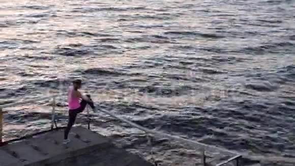 健康健身女性在跑步前热身视频的预览图