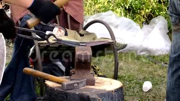 一个铁匠从火锻炉中取出铁条后用铁锤做模型视频的预览图