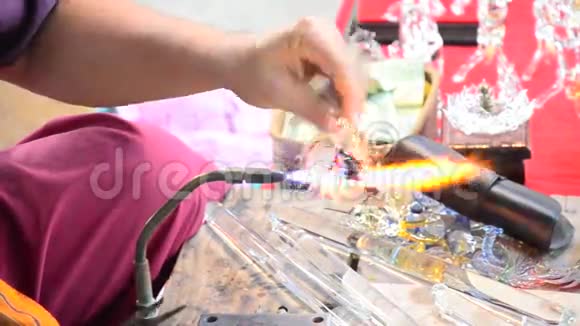 泰国的科学玻璃吹制和泰国式工作视频的预览图