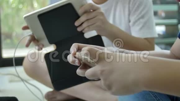 年轻的亚裔男孩玩智能手机游戏视频的预览图