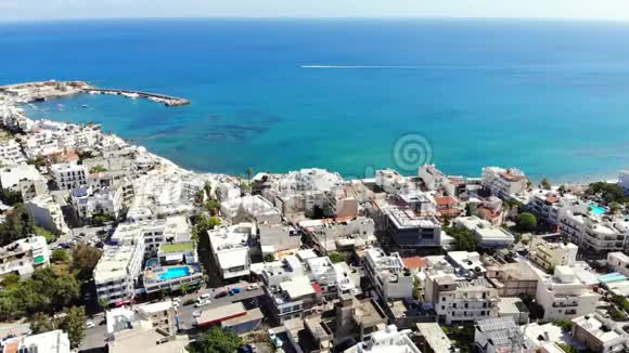 蓝色地中海和希腊度假城镇克里特岛的空中全景视频的预览图