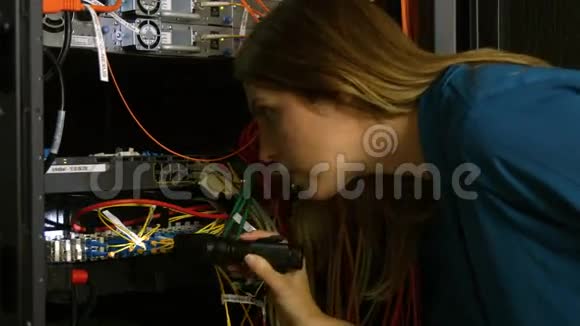 技术员在看打开的服务器储物柜视频的预览图