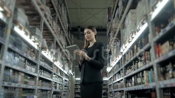 销售购物消费主义和人的概念接近年轻妇女与平板电脑电脑在市场上客户在视频的预览图